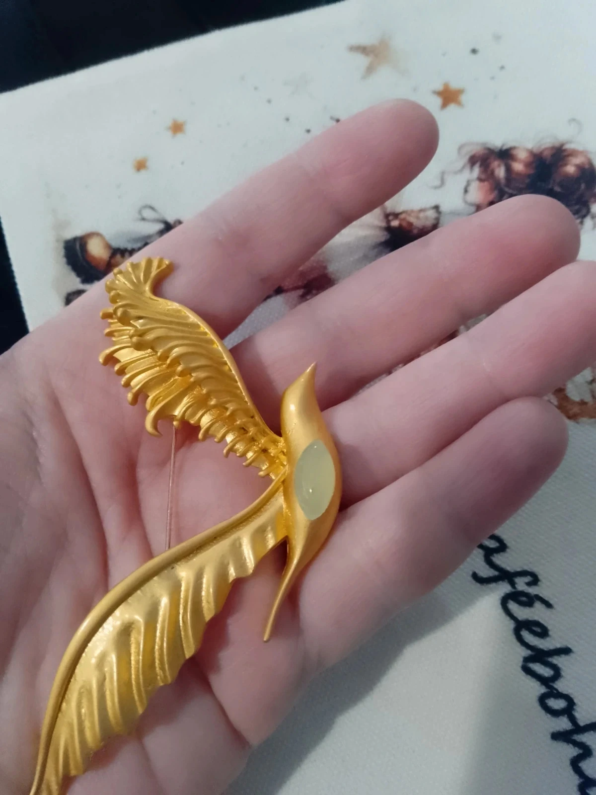Broche oiseau doré avec pierre de calcédoine d'Inde – photo 2